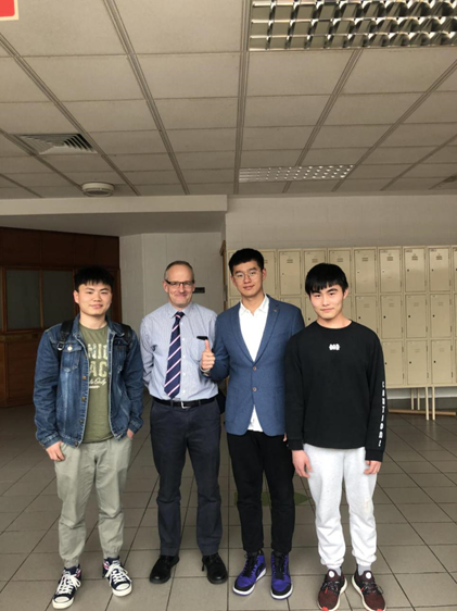 张志坤同学(右二)与导师和同学们 张志坤同学(右二)与导师和同学们
